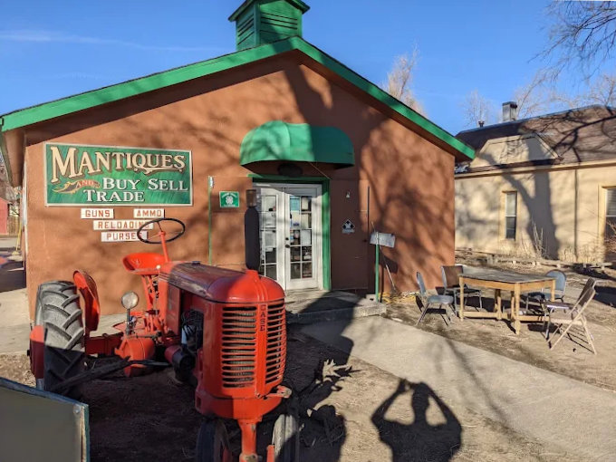 Front of Mantiques Gun Room in Florence, Colorado